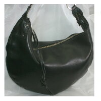 【中古】本物抜群に綺麗グッチ女性用黒い柔らかい革素材の半円形の形のお洒落なフォルムのセミショルダーバッグサイズW52H33cm