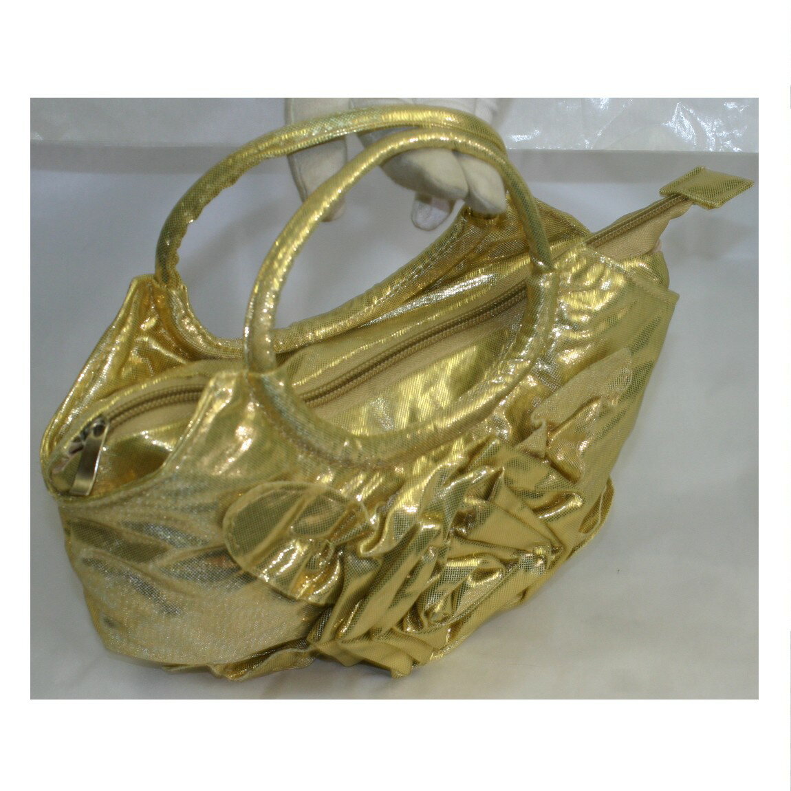 【中古】綺麗正面に大きい花のパッチワークのついた金色ナイロン素材のミニバッグ　サイズW23xH13xD2,5cm　○C14-275-6