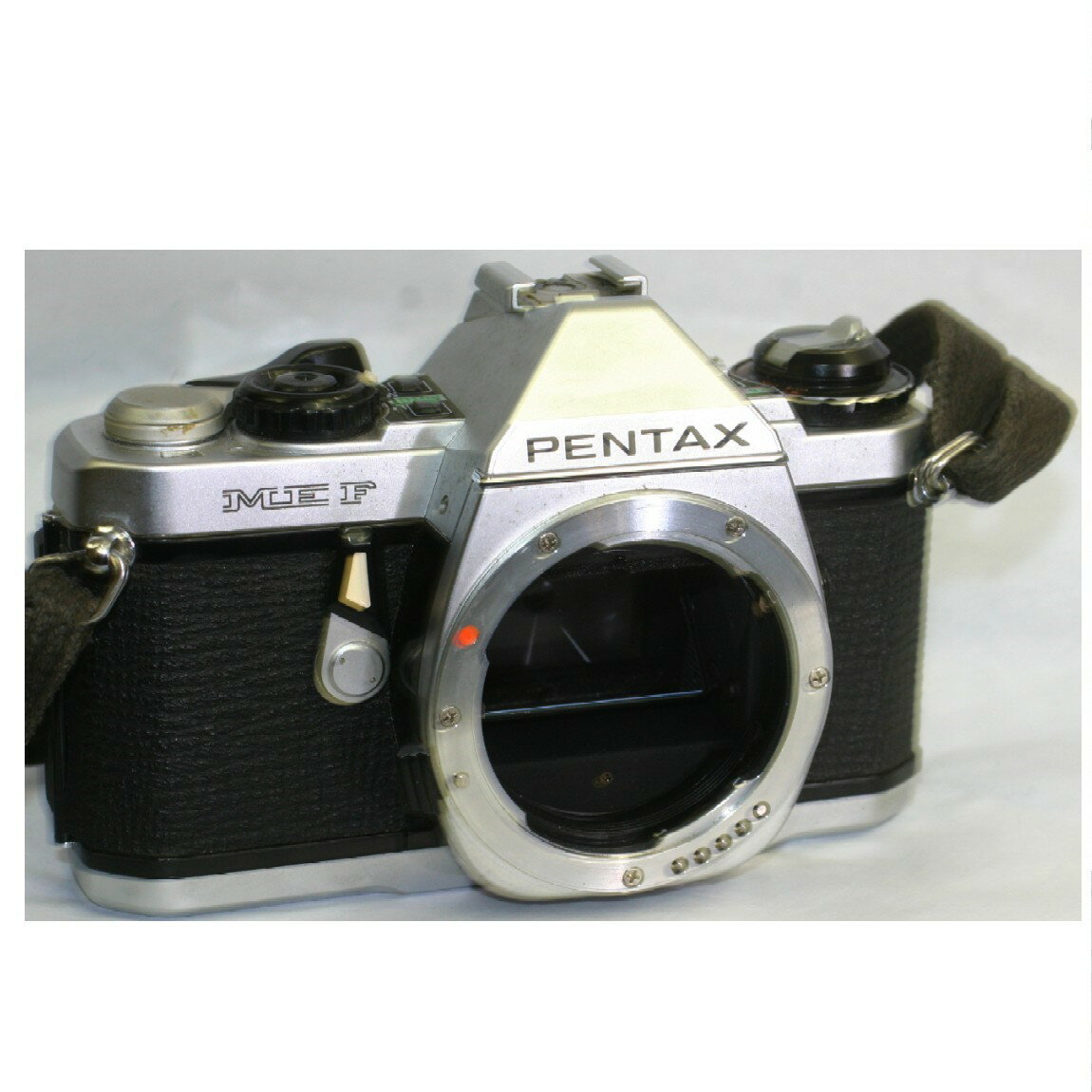 アサヒペンタックスの35mmフィルム使用の1眼レフカメラMEFボディの完動品の出品です。付属品はケースです。シャッターは正常で露出計も正常に作動しますのでお勧めです。念のために1ヶ月の保障をお付けします。管理番号○F15-3-1