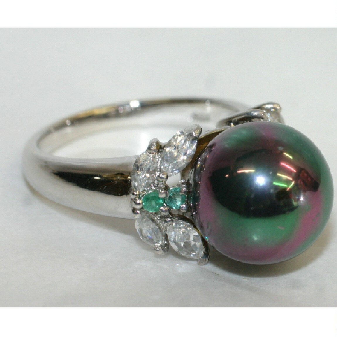 【中古】美品IEIの直径12mmの人工真珠の両脇に光輝くジルコニアンが付いた指輪 重さ8g 日本サイズ16,5号