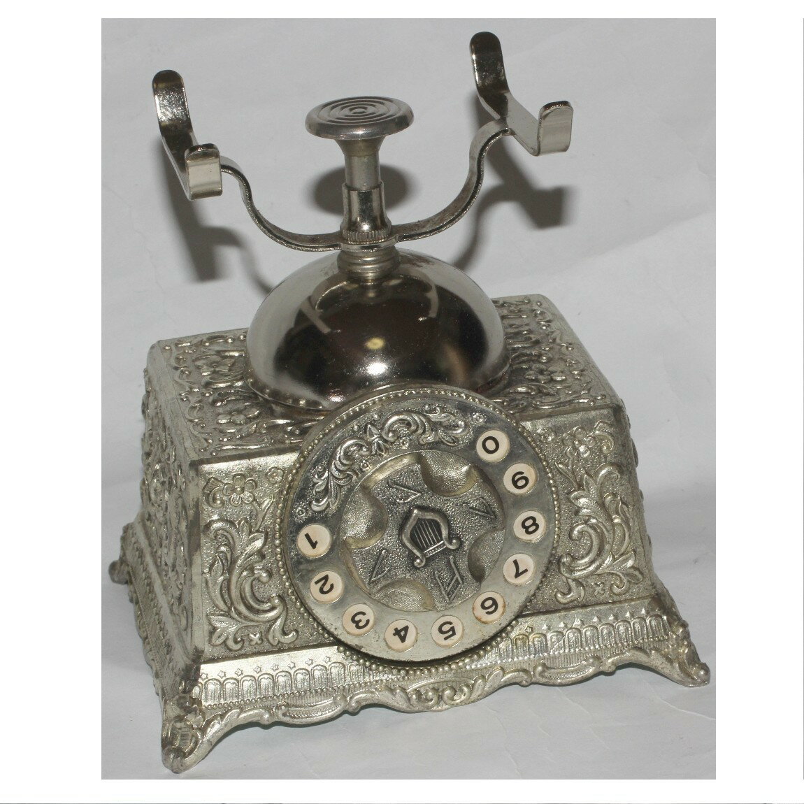 【中古】本物アンティークな銀色メタル素材の家庭用電話機の受話器用スタンド　サイズW13H14D11cm　X-5