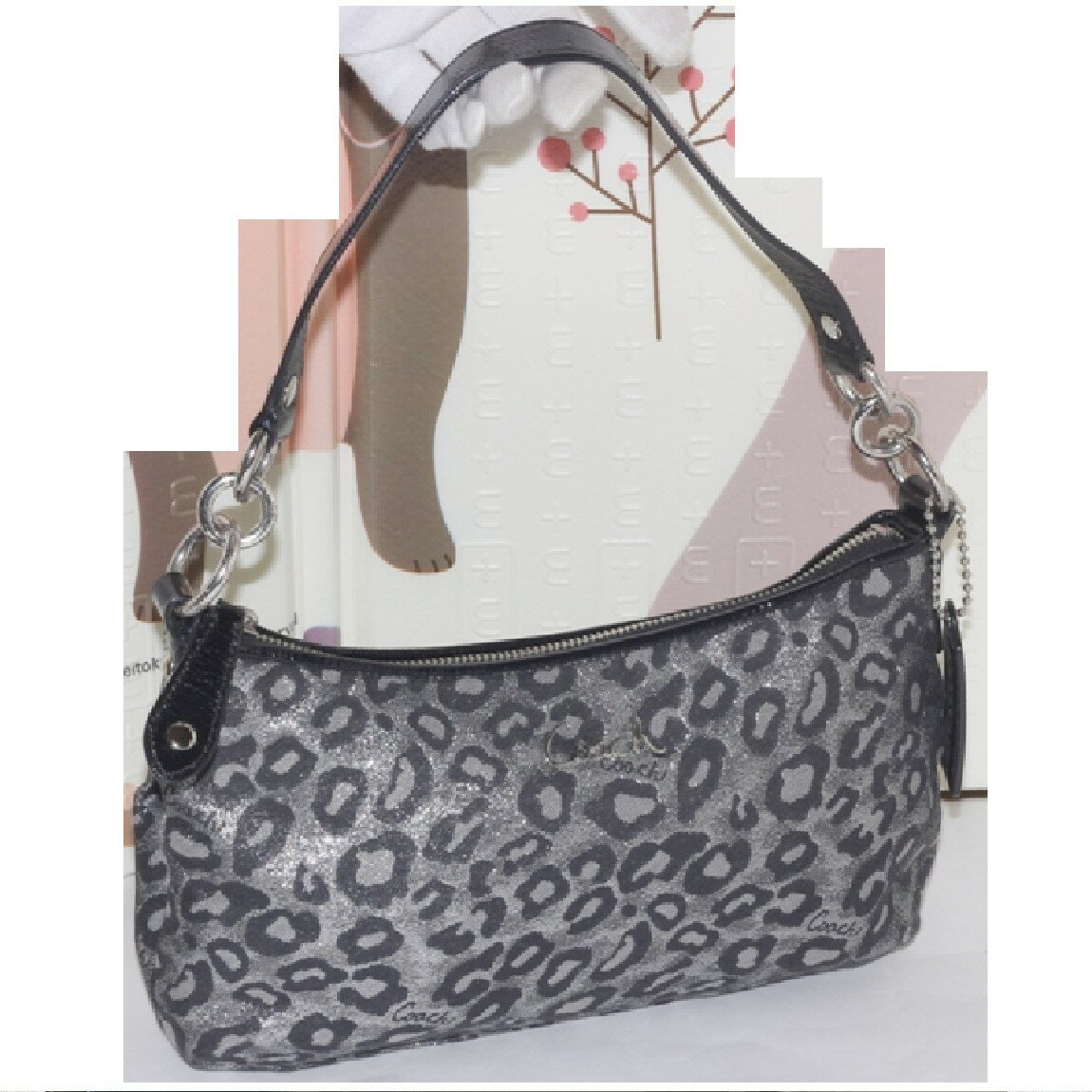【中古】本物ほぼ新品コーチの女性用お洒落なフォルムの全体にラメが入ったように光り輝くグレー色素材に黒いシグネチャー模様が施されているナイロンキャンバス素材のセミショルダーバッグF15521 サイズW27,5H14D6cm 〇C8-193 コーチ7