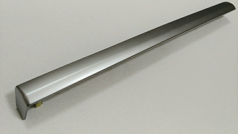 150系ランドクルーザープラド用のグローブボックス上部の純正パネルです。 メーカー純正品ならではのフィット感と高品質。 非採用車両ではシルバー系に統一することで室内の雰囲気もスッキリと。 交換式なので貼り付け式には無い満足感が得られます。　