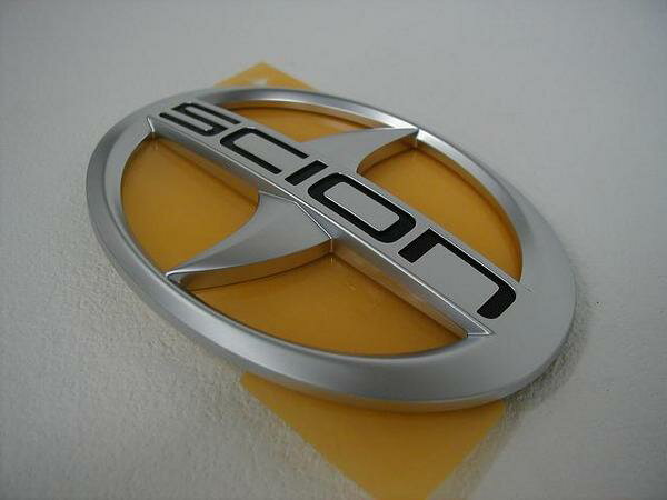 【サイオン純正】　マットシルバーエンブレム ［SCIONマーク・120mm×80mm］