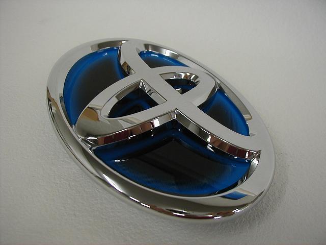 Rakuten - 【トヨタ純正】　ヒートブルーシルバーエンブレム ［Tマーク・140mm×95mm］