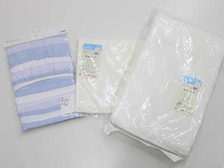 サイズ 70×120cm 素材 キルトパッド/表地 パイル：綿100％、基布：ポリ100％、裏地：綿100％ 防水シーツ/表地 パイル：綿100％、基布：ポリ100％、裏地：ポリウレタンラミネート フィッティングシーツ：綿100％ 色 白、ブルー、紫 汚れ、ダメージ等 使用感ランク S 性別 男女兼用できるデザインだと思います その他 ネット限定販売品 キルトパッドと防水シーツは四隅にスパンゴムがついておりズレにくく付け外しが簡単です ＊使用感ランクは、Cを除き、あくまでも使用感のみ表すランクで、汚れ等は別欄で記載しております。 例）使用感【特A】で【汚れあり】は存在致します。