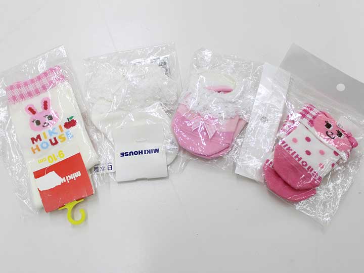 サイズ 白系2点：9-10cm ピンク系2点：9-11cm 素材 おそらくコットン 色 白、ピンクほか 汚れ、ダメージ等 使用感ランク S 性別 女児 その他 ネット限定販売品 ＊使用感ランクは、Cを除き、あくまでも使用感のみ表すランクで、汚れ等は別欄で記載しております。 例）使用感【特A】で【汚れあり】は存在致します。