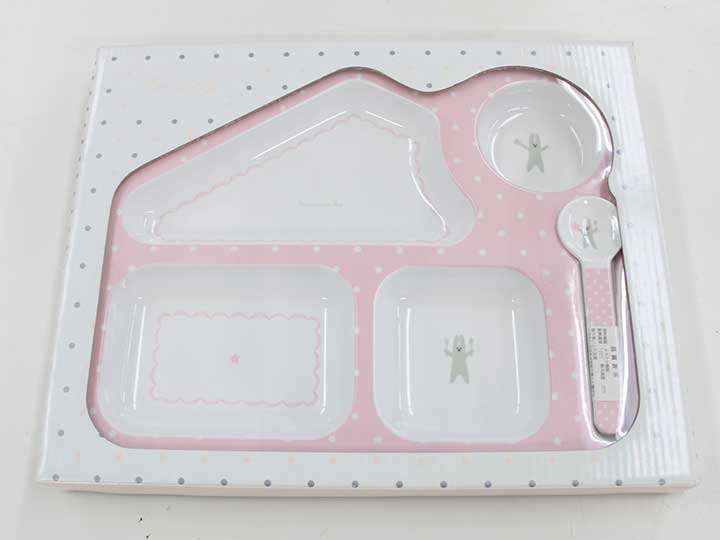 サイズ プレート：ヨコ約28cm×タテ約22cm 素材 メラミン樹脂 色 ピンク、白 汚れ、ダメージ等 使用感ランク S 性別 男女兼用できるデザインだと思います その他 ネット限定販売品 プレートとスプーンのセットです ＊使用感ランクは、Cを除き、あくまでも使用感のみ表すランクで、汚れ等は別欄で記載しております。 例）使用感【特A】で【汚れあり】は存在致します。
