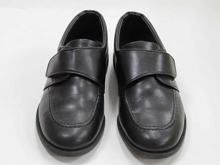 サイズ 22cm 素材 合皮 色 黒 汚れ、ダメージ等 目立った汚れやキズはありません 底減りほとんどなし 使用感ランク A 性別 男児 その他 現行品、定価税込11,550円 ＊使用感ランクは、Cを除き、あくまでも使用感のみ表すランクで、汚れ等は別欄で記載しております。 例）使用感【特A】で【汚れあり】は存在致します。
