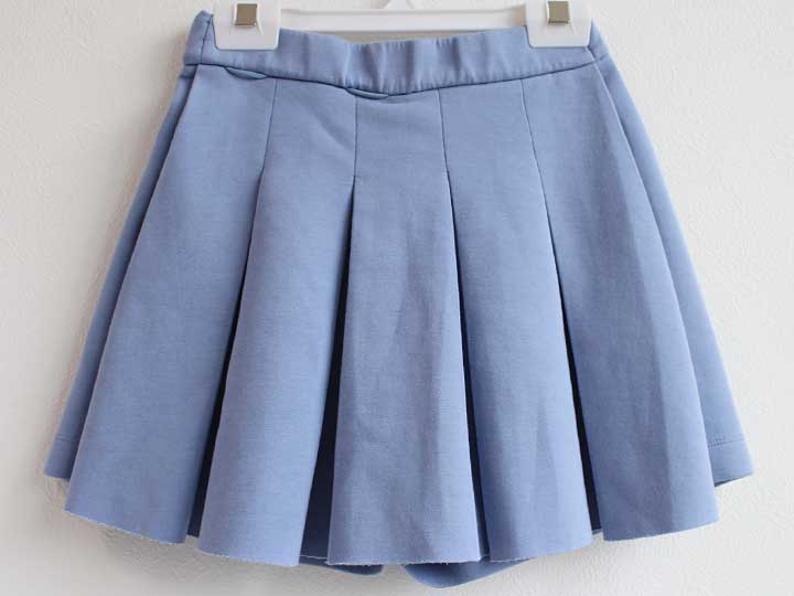 サイズ 140cm 素材 ポリエステル57% 綿37% ポリウレタン6% 色 水色 汚れ、ダメージ等 軽い色褪せと裾のあたりに3枚目の写真のような軽い汚れ、お尻のあたりに引掛けはありますが、他汚れありません 使用感ランク AB 性別 女児 z その他 ウエスト後ろ側ゴム、開閉しませんウエスト調整ゴム付き左右ポケットあり付属品ポーチ無し定価税込15180円 ＊使用感ランクは、Cを除き、あくまでも使用感のみ表すランクで、汚れ等は別欄で記載しております。 例）使用感【特A】で【汚れあり】は存在致します。