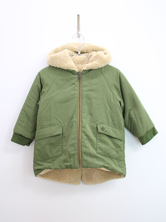 サイズ 90cm 素材 無地側：ポリエステル100％・ボア側：ポリエステル100％中綿：ポリエステル100％ 色 カーキ・ベージュ 汚れ、ダメージ等 汚れ、色褪せなし 使用感ランク A 性別 男の子 その他 着丈約46cm定価税込10,78...