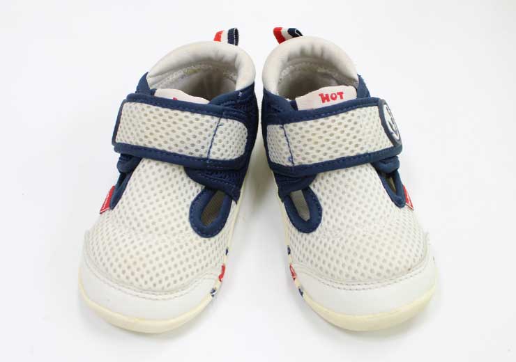 サイズ 13cm 素材 合成繊維 色 白・紺 汚れ、ダメージ等 軽い汚れがありますが、写真でもわかりづらく目立つものではありません底減りほぼなし 使用感ランク AB 性別 男の子 その他 特になし ＊使用感ランクは、Cを除き、あくまでも使用感のみ表すランクで、汚れ等は別欄で記載しております。 例）使用感【特A】で【汚れあり】は存在致します。