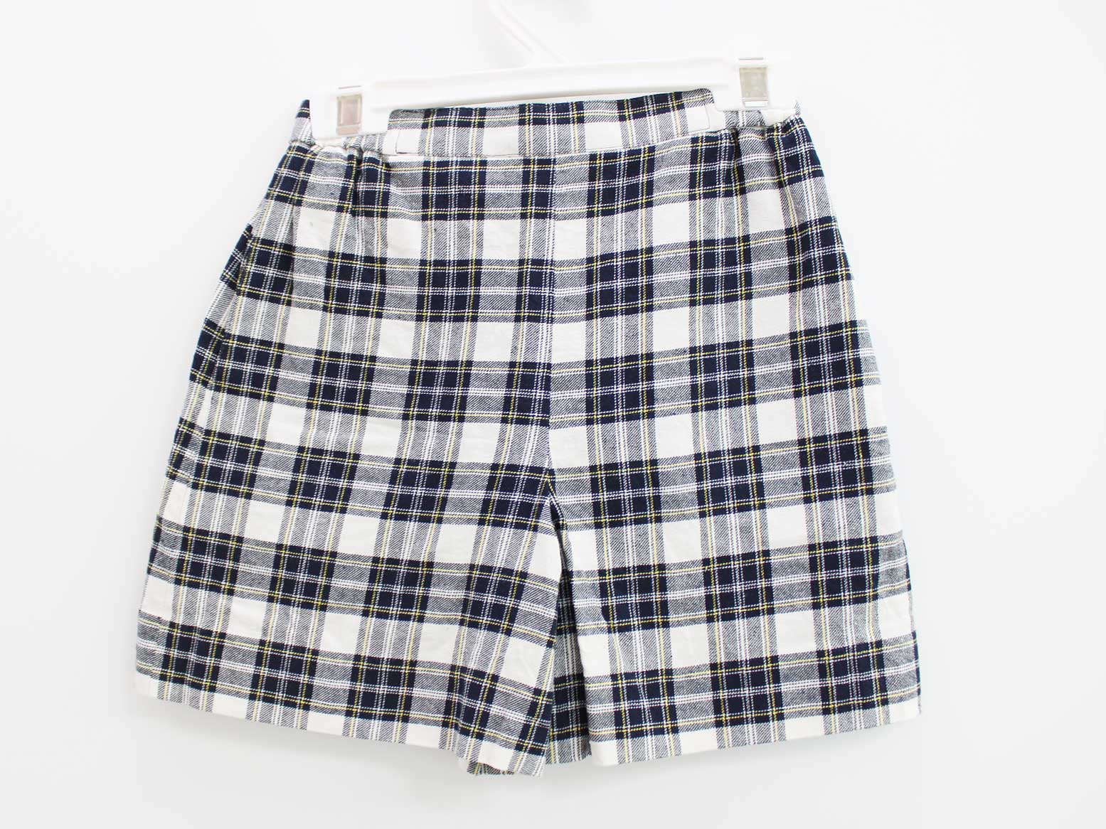 サイズ 110cm 素材 ポリ68％、レーヨン35％ 色 白、紺、黄色 汚れ、ダメージ等 汚れ、色褪せなし 使用感ランク A 性別 女の子 その他 総丈：約32.5cm、股下：約11.5cm ウエスト半ゴムで前は開閉しません 左右サイドポケ...