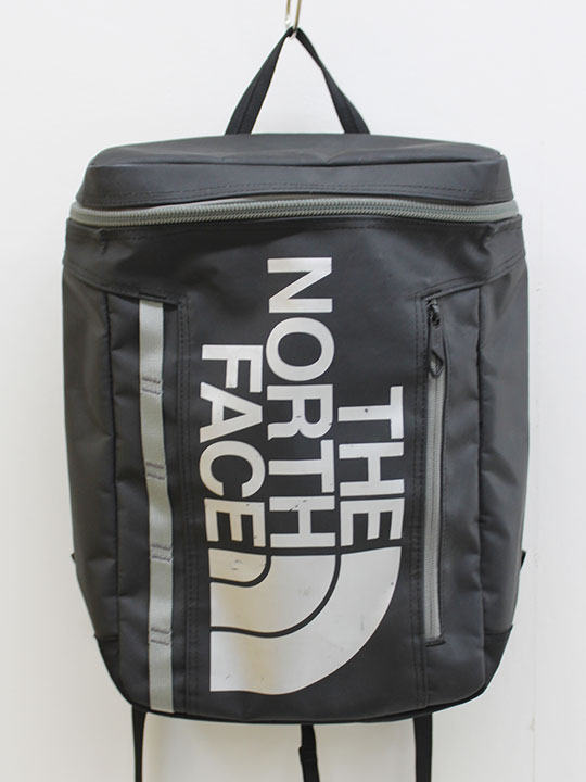 サイズ タテ約39.5cm×ヨコ約27.5cm×マチ約12.5cm 素材 ナイロン素材 色 黒、シルバー 汚れ、ダメージ等 全体に汚れ、正面プリントに擦れがありますが、まだまだご使用いただけるレベルです 使用感ランク B 性別 男女兼用 その他 外側 ポケット×1、内側 ポケット×3 ＊使用感ランクは、Cを除き、あくまでも使用感のみ表すランクで、汚れ等は別欄で記載しております。 例）使用感【特A】で【汚れあり】は存在致します。