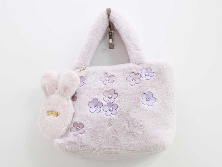 サイズ 本体：タテ約19cm×開口部ヨコ約28cm×底マチ約8cm 持ち手長さ：約31cm 素材 本体：ポリ100％ 色 うす紫 汚れ、ダメージ等 キズ、汚れ、色褪せなどありません 使用感ランク A 性別 女児 その他 税込定価：8,690円 内：オープンポケット×1 ミラーチャーム付き ＊使用感ランクは、Cを除き、あくまでも使用感のみ表すランクで、汚れ等は別欄で記載しております。 例）使用感【特A】で【汚れあり】は存在致します。