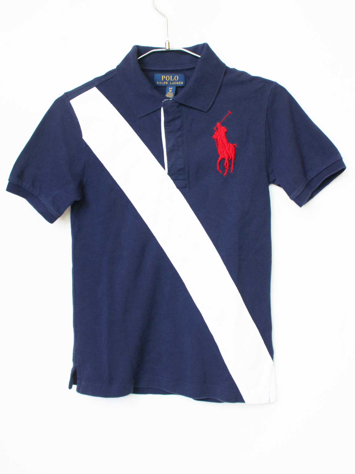 サイズ 140cm(S/P8) 素材 綿100％ 色 紺、白 汚れ、ダメージ等 前右脇に軽い汚れがありますが、目立つものではありません 使用感ランク AB 性別 男の子 その他 前身頃、ボタンで開閉します 左胸に赤色のシグネチャーのポニー刺繡 ＊使用感ランクは、Cを除き、あくまでも使用感のみ表すランクで、汚れ等は別欄で記載しております。 例）使用感【特A】で【汚れあり】は存在致します。