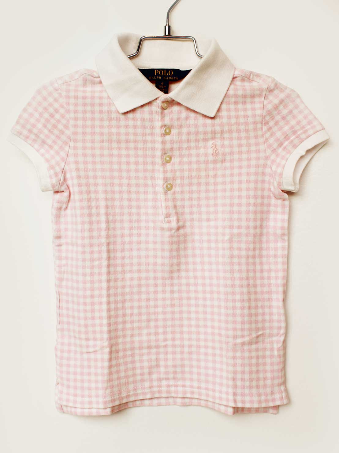 サイズ 120cm(6) 素材 綿98％、ポリウレタン2％ 色 白、ピンク 汚れ、ダメージ等 前右肩下に線汚れ、前第2ボタン横に薄い汚れがありますが、ほか汚れなどはありません 使用感ランク A 性別 女の子 その他 前身頃、ボタンで開閉します 左胸にピンク色のシグネチャーのポニー刺繡 ＊使用感ランクは、Cを除き、あくまでも使用感のみ表すランクで、汚れ等は別欄で記載しております。 例）使用感【特A】で【汚れあり】は存在致します。