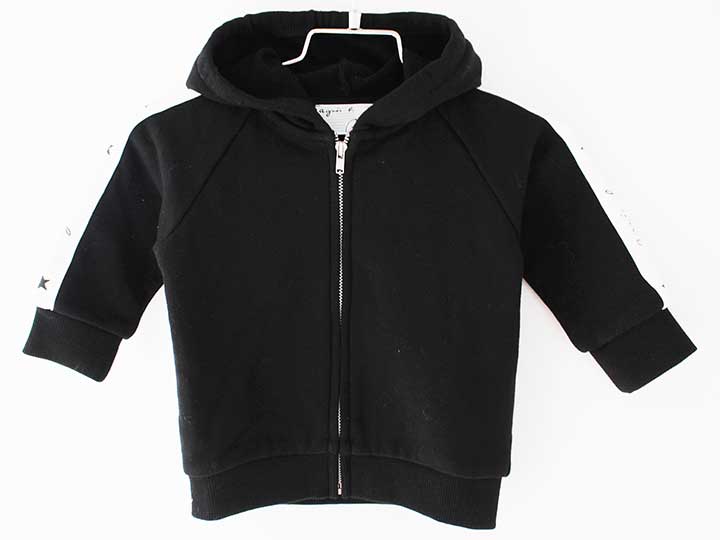 サイズ 75cm(1an) 素材 綿100％ 色 黒、白 汚れ、ダメージ等 汚れ、色褪せはありません 使用感ランク A 性別 男女兼用して頂けるデザインだと思います その他 前中央、ジップアップ スウェット生地 ＊使用感ランクは、Cを除き、あくまでも使用感のみ表すランクで、汚れ等は別欄で記載しております。 例）使用感【特A】で【汚れあり】は存在致します。