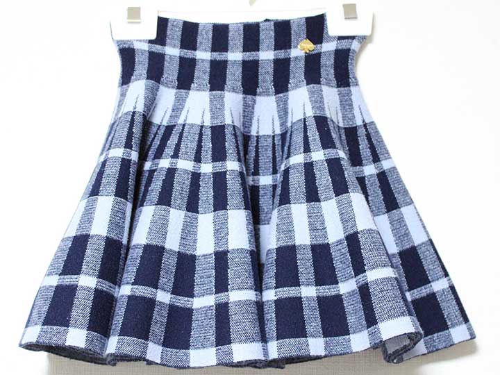 サイズ 110-120cm(S) 素材 アクリル42％、綿41％、ナイロン16％、ポリウレタン1％ 色 紺、水色 汚れ、ダメージ等 汚れ、色褪せなし 使用感ランク A 性別 女児 その他 ウエスト部分ゴム 定価税込：14,080円 ＊使用感ランクは、Cを除き、あくまでも使用感のみ表すランクで、汚れ等は別欄で記載しております。 例）使用感【特A】で【汚れあり】は存在致します。