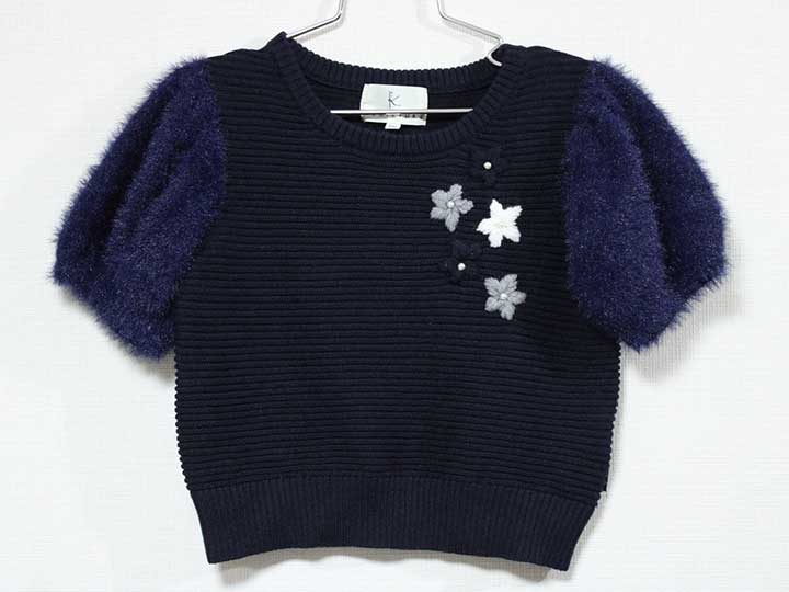 サイズ 120cm 素材 アクリル52％、毛48％、袖部分はナイロン100％ 色 紺 汚れ、ダメージ等 汚れ・色褪せはなく、きれいな状態です 品質タグに記名跡があります 使用感ランク A 性別 女児 その他 胸元に刺繍、パールのデザイン ＊使用感ランクは、Cを除き、あくまでも使用感のみ表すランクで、汚れ等は別欄で記載しております。 例）使用感【特A】で【汚れあり】は存在致します。