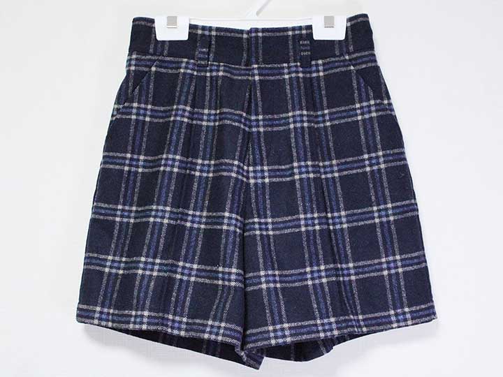 サイズ 150cm 素材 毛49％、ポリエステル49％、レーヨン1％、アクリル1％ 色 紺、青、ベージュ 汚れ、ダメージ等 汚れ・色褪せはなく、きれいな状態です 使用感ランク A 性別 女児 その他 ウエスト前ボタン、ファスナーで開閉します 両脇にポケット付き 定価税込：15,290円 ＊使用感ランクは、Cを除き、あくまでも使用感のみ表すランクで、汚れ等は別欄で記載しております。 例）使用感【特A】で【汚れあり】は存在致します。