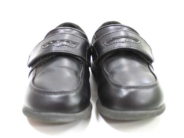 サイズ 17cm（2E） 素材 人工皮革、合成繊維 色 黒 汚れ、ダメージ等 目立ったキズや汚れなし。 かかと少し底減りあり ベロ裏記名あり 使用感ランク AB 性別 男児 その他 参考定価￥4,620 現行品 ＊使用感Aランクは、Cを除き、あくまでも使用感のみ表すランクで、汚れ等は別欄で記載しております。 例）使用感【特A】で【汚れあり】は存在致します。