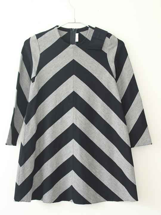 サイズ 126cm(8A) 素材 本体：レーヨン61％、ナイロン32％、ポリウレタン7％ 色 グレー、黒 汚れ、ダメージ等 汚れ・色褪せはなく、綺麗な状態です 使用感ランク 特A 性別 女の子 その他 背中のファスナーで開閉します 着丈約64.3cm(後ろ衿中央) ＊使用感ランクは、Cを除き、あくまでも使用感のみ表すランクで、汚れ等は別欄で記載しております。 例）使用感【特A】で【汚れあり】は存在致します。