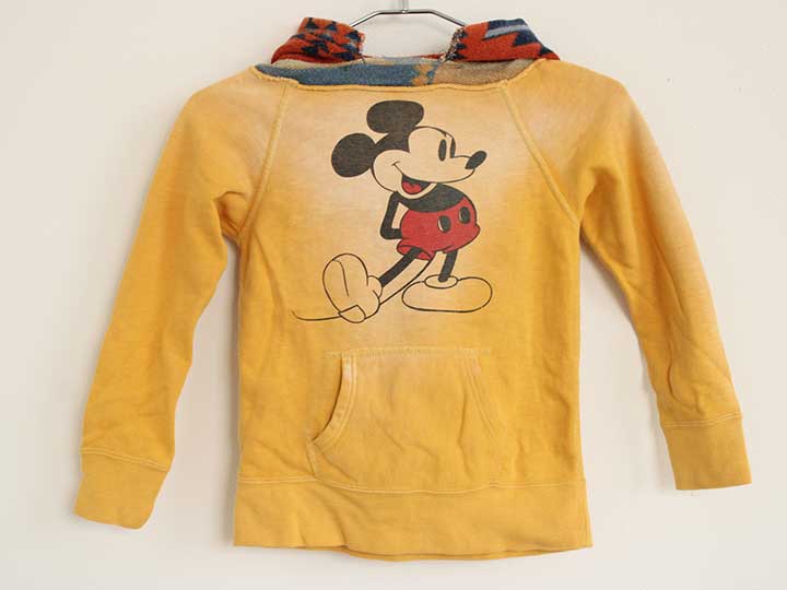 サイズ 110cm 素材 本体：綿100％ 色 黄、オレンジ、紺、他 汚れ、ダメージ等 汚れ・色褪せはありません 使用感ランク A 性別 男女兼用して頂けるデザインだと思います その他 USED加工が施してあります、お腹にポケット ＊使用感ランクは、Cを除き、あくまでも使用感のみ表すランクで、汚れ等は別欄で記載しております。 例）使用感【特A】で【汚れあり】は存在致します。