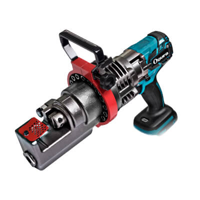 オグラ　充電式鉄筋切断機　HCC-19BL モーター 直流ブラシレスモーター 質量 10.2kg (本体のみ）/ 10.9kg (バッテリ含む) 本体外形寸法 387 (L) x 301 (W) x 132 (H) mm 最大切断能力 / 切断速度 鉄筋径D19 (SD390相当品: 560N/mm2 (57kgf/mm2)) / 約4.5秒 バッテリ 型式：BL1860B 6.0Ah 電圧：18V 充電時間：約40分※ ※DC18RFを使用の場合。冷却時間は除く。 充電器 型式：DC18RF 入力容量：330W 標準価格 ￥265,700-(税別) ・従来から定評のある圧倒的な高品質を維持しつつ、更に高速・高性能化を実現したD19コードレス鉄筋カッター。 ・D19 (SD390) 鉄筋を約4.5秒※で切断可能。 ・コードレスタイプなのにAC100V機並みのハイパワー化を実現した、新型ブラシレスモーター搭載。 ・モーター部には「防滴・防じん」※ボディを使用。 ・モーター部に視認性の高いバッテリ残量表示ランプを搭載。 ・満充電後の6.0Ahバッテリで、D19 (SD390) 鉄筋を連続170回※、D16 (SD345) 鉄筋を連続230回※切断可能。 ・トラブル時にも、カッターロッドを戻せる手動リターンバルブ機構付き。 ※本製品は水や粉じんに対する影響が抑えられる様に設計されていますが、水や粉じんによって故障しないことを保証するものではありません。 ※当社テスト値による。切断回数や切断速度は切断時の状況によって変動します。 その他 ※仕様は、予告なく変更する場合がございます。 ※北海道、沖縄、離島等、別途送料が発生する場合がございます。 ※別途発生時は、後程お知らせ致しますので、確認後のお支払いをお願い致します。 ※納期がかかる場合がございます。お急ぎの方は、事前にお問い合わせ下さい。 ※メーカー直送となり、代引不可です。