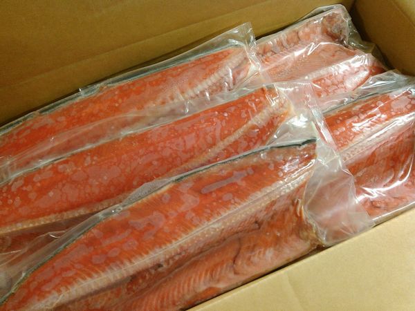 こちらの商品は何と送料無料です(・∇・) こちらの紅鮭は写真のように〔フィレ〕の状態で届きますのであとは切って焼くだけで簡単に調理できますよ(・∇・) 紅鮭は鮭の中でも一番よく耳にする新巻鮭に次いで有名な鮭だと思います。 同じ鮭でも「しろ鮭」とは分類されています。 実は紅シャケ自体は日本には生息してないんですよ(・∇・) 特徴は紅鮭と呼ぶ位ですので身が赤く、さらに産卵時期を迎えると体が赤色に染まっていきます。 当店の紅鮭は、回遊途中の若い状態で水揚げされた紅鮭ですので、身の締まりと適度な油のりがあり、紅鮭のうまさに必要な特徴をすべて兼ね備えています。こちらの商品は何と送料無料です(・∇・) こちらの紅鮭は写真のように〔フィレ〕の状態で届きますのであとは切って焼くだけで簡単に調理できますよ(・∇・) 紅鮭は鮭の中でも一番よく耳にする新巻鮭に次いで有名な鮭だと思います。同じ鮭でも「しろ鮭」とは分類されています。 実は紅シャケ自体は日本には生息してないんですよ(・∇・) 特徴は紅鮭と呼ぶ位ですので身が赤く、さらに産卵時期を迎えると体が赤色に染まっていきます。 当店の紅鮭は、回遊途中の若い状態で水揚げされた紅鮭ですので、身の締まりと適度な油のりがあり、紅鮭のうまさに必要な特徴をすべて兼ね備えています。 是非一度お試しください。 商品名 ロシア産又はアラスカ産紅鮭フィレ8kg（11〜13枚）〔E〕 内容 8kg前後 賞味期限 商品到着後冷蔵で2日・冷凍で30日（開封後はお早めに） お召し上がり方 焼いて御飯と食べたら最高です。おにぎり大好き。 配送状態 冷蔵又は冷凍 生産地 ロシア産又はアラスカ産