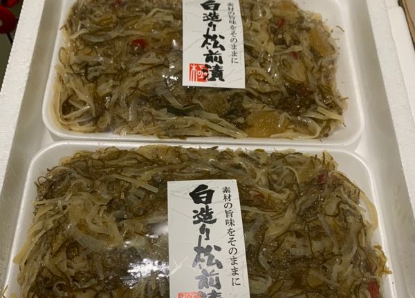 白醤油で仕上げた白造りの松前漬入荷しました。 通常の松前漬ももちろん美味しいですが、白醤油のあっさりした甘口が特徴の松前漬も美味しいですよ。 原材料名：数の子、いか、オリゴ糖、醤油、発酵調味料、砂糖、昆布、食塩、唐辛子、調味料（アミノ酸等）、増粘剤（キサンタン）（原材料の一部に大豆、小麦、さばを含む）白醤油で仕上げた白造りの松前漬入荷しました。 通常の松前漬ももちろん美味しいですが、白醤油のあっさりした甘口が特徴の松前漬も美味しいですよ。 是非一度お試しください。 原材料名：数の子、いか、オリゴ糖、醤油、発酵調味料、砂糖、昆布、食塩、唐辛子、調味料（アミノ酸等）、増粘剤（キサンタン）（原材料の一部に大豆、小麦、さばを含む）） 商品名 白造り松前漬500g×2〔k〕 内容 500g×2 賞味期限 商品到着後冷蔵で3日・冷凍で60日（開封後はお早めに） お召し上がり方 御飯にのせて食べたら最高ですヽ(´▽｀)/お酒の肴にも 配送状態 冷蔵又は冷凍 生産地 北海道