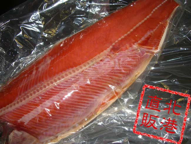 こちらの紅鮭は写真のように〔フィレ〕の状態で届きますのであとは切って焼くだけで簡単に調理できますよ(・∇・) 紅鮭は鮭の中でも一番よく耳にする新巻鮭に次いで有名な鮭だと思います。 同じ鮭でも「しろ鮭」とは分類されています。 実は紅シャケ自体は日本には生息してないんですよ(・∇・) 特徴は紅鮭と呼ぶ位ですので身が赤く、さらに産卵時期を迎えると体が赤色に染まっていきます。 当店の紅鮭は、回遊途中の若い状態で水揚げされた紅鮭ですので、身の締まりと適度な油のりがあり、紅鮭のうまさに必要な特徴をすべて兼ね備えています。こちらの紅鮭は写真のように〔フィレ〕の状態で届きますのであとは切って焼くだけで簡単に調理できますよ(・∇・) 紅鮭は鮭の中でも一番よく耳にする新巻鮭に次いで有名な鮭だと思います。同じ鮭でも「しろ鮭」とは分類されています。 実は紅シャケ自体は日本には生息してないんですよ(・∇・) 特徴は紅鮭と呼ぶ位ですので身が赤く、さらに産卵時期を迎えると体が赤色に染まっていきます。 当店の紅鮭は、回遊途中の若い状態で水揚げされた紅鮭ですので、身の締まりと適度な油のりがあり、紅鮭のうまさに必要な特徴をすべて兼ね備えています。 是非一度お試しください。 商品名 ロシア産又はアラスカ産紅鮭フィレ1kg前後〔E〕 内容 1kg前後 賞味期限 商品到着後冷蔵で2日・冷凍で30日（開封後はお早めに） お召し上がり方 焼いて御飯と食べたら最高です。おにぎり大好き。 配送状態 冷蔵又は冷凍 生産地 ロシア産又はアラスカ産