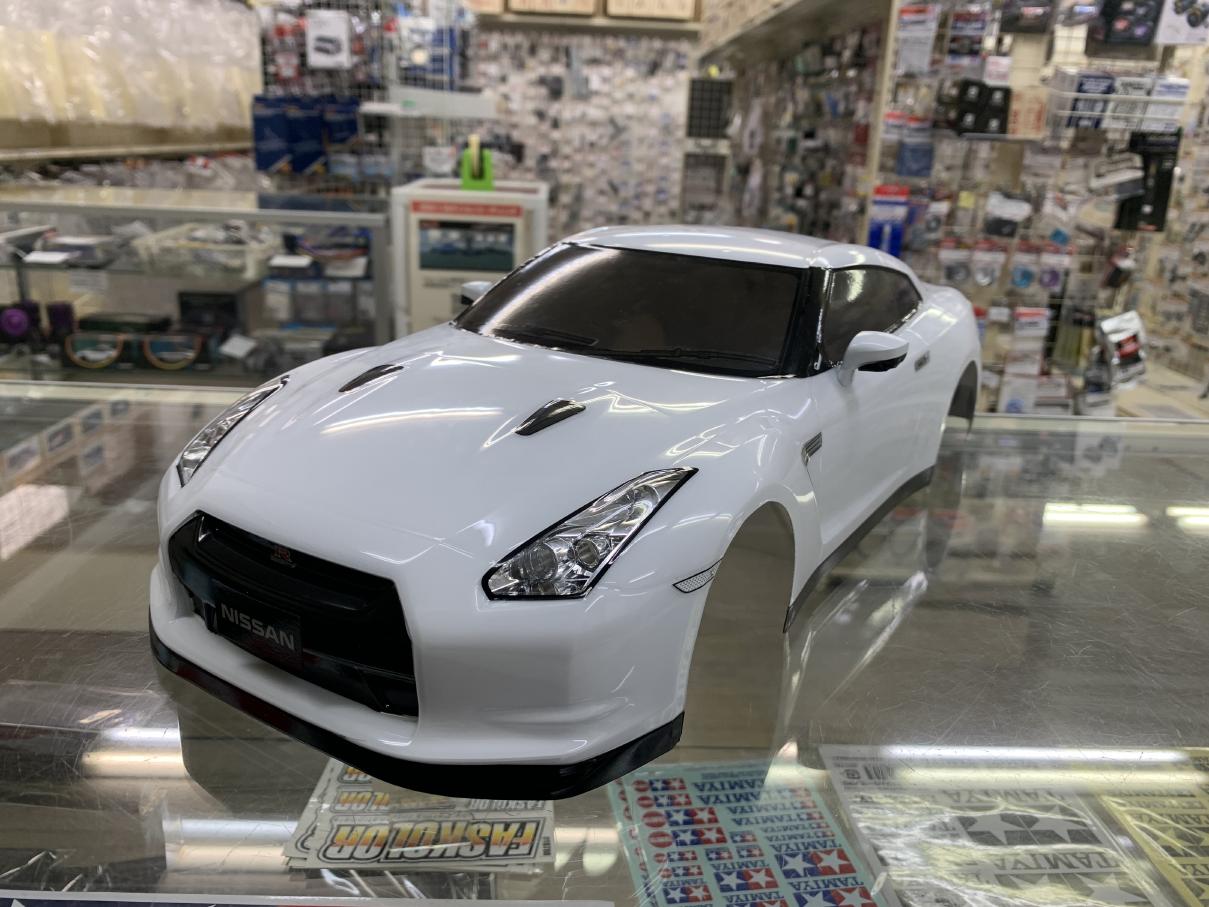 こちらの商品は 当店オリジナル塗装済みボディ タミヤ 1/10 NISSAN GT-R(R35) ホワイト になります。 当店オリジナル塗装済み未走行ボディとなります。 色飛び・マスキングの甘い所ございます、ハンドメイドですのでご理解いただける方のご購入をお願いします。 ライトの部分は塗装していませんので後からLEDを装着可能です。 お送りする商品にLED/LEDライトユニット・ホイール・タイヤ・走行用シャーシは付属いたしません。 メーカー塗装済みボディではありません。