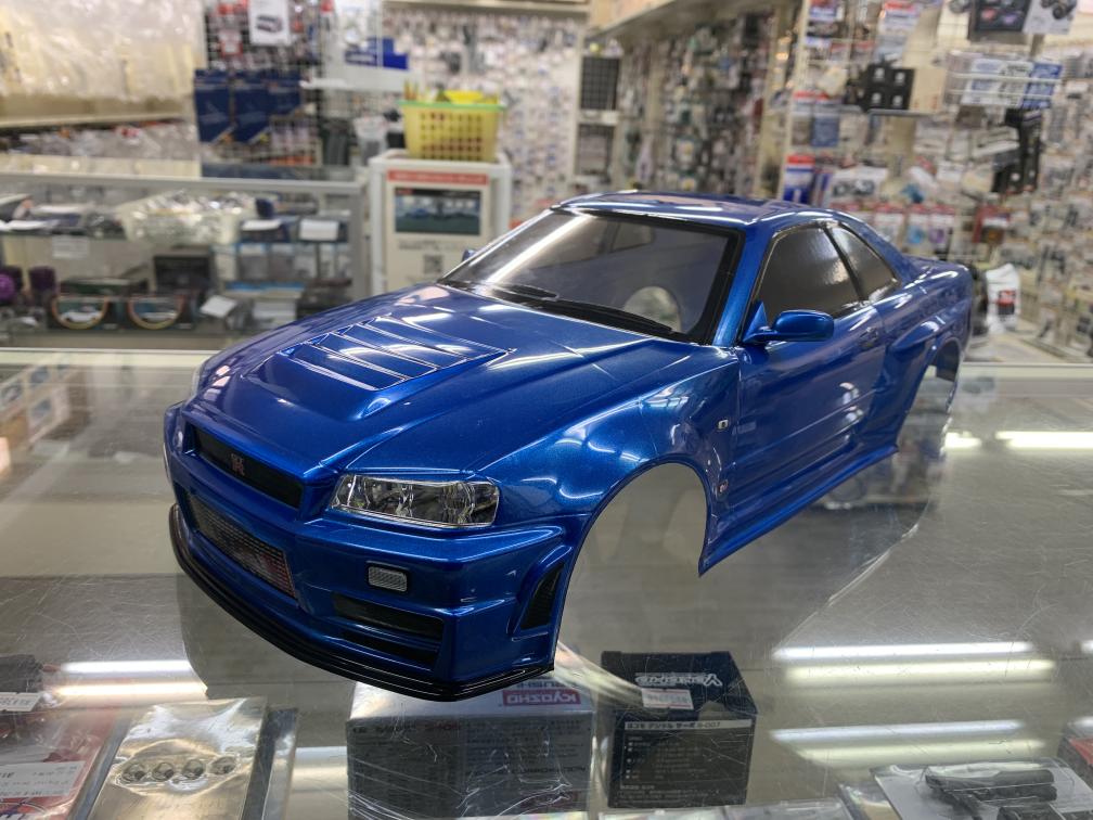 こちらの商品は、 当店オリジナル塗装済みボディ タミヤ 1/10 NISMO R34 GT-R Z-tune ボディ になります。 当店オリジナル塗装済み未走行ボディとなります。 色飛び・マスキングの甘い所ございます、ハンドメイドですのでご理解いただける方のご購入をお願いします。 ライトの部分はマスキングをしての塗装ですので後からLEDを装着可能です。 お送りする商品にLED/LEDライトユニット・ホイール・タイヤ・走行用シャーシは付属しません。 メーカー塗装済みボディではありません。