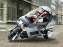 【 車体を傾けて旋回する新感覚3輪RC 】 前輪1輪、後輪2輪の3輪バイクを再現した電動RCカーの組み立てキットです。特徴は「車体を傾けてのコーナリング」。名前の通り、コーナーをダンスするように駆け抜けていく様子はまさにバイクそのもの。走らせる面白さたっぷりです。コミカルでスポーティーなムードのボディは、タミヤニュースなどでおなじみのイラストレーター有野篤さんが監修。軽くて丈夫なポリカーボネート製で、ヘルメットをかぶったライダー人形も付いています。また、スターユニット用プロポ「ファインスペック2.4Gプロポセット（TRE-01付）」を使えば、LF1100バッテリーはもちろん、キットに入っている電池ボックスを使って、単3形アルカリ電池4本でも走行できるので、新たに走行用バッテリーを買い足す必要もありません。RCカーと同じ操作でバイクの操縦感覚を手軽に体験できるユニークな3輪RC「ダンシングライダー」。車体を傾けての新感覚コーナリングが楽しめます。 【 別にお求めいただくもの 】 ●ファインスペック2.4Gプロポセット（TRE-01付） ●走行用タミヤ製単3形電池4本またはタミヤLF-1100 6.6Vレーシングパック(M) ●送信機用単3形アルカリ電池4本 ※掲載した画像はキットを組み立てたものです。 メーカー希望小売価格はメーカーサイトに基づいて掲載しています 詳細はメーカーにお問い合わせください。 店頭・他ネット販売もしておりますので、万が一売り切れの場合は、お取り寄せ後の発送となりますが、 メーカー在庫欠品の場合は誠に恐れ入りますが、キャンセルとさせて頂きますのでご容赦くださいますようお願い申し上げます。 月曜日は定休日の為、メールの受発信・発送等はお休みを頂きます。