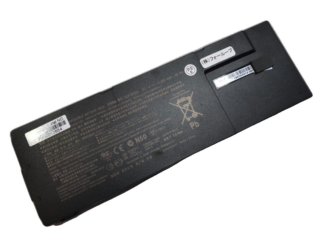 純正品｜安全・安心のノートPC用バッテリー ■ 商品仕様 商品名Vpc-sb3l9e 11.1V 49Wh sony ノート PC パソコン 純正 バッテリー 電池 電圧11.1V 容量4400mAh (49Wh) タイプリチウムイオン 対応機種Sony vpc-sb3l9e 色黒 種別純正品 保証期間3ヶ月保証 届出事業者名株式会社フォーループ PSマークの種類丸型PSE ■ 純正バッテリーを選ぶ理由 長寿命 — 高品質セルを使用しているため、サイクル寿命が長く、長期安定使用が可能 高い適合性 — 互換性トラブルがほとんどなく、安心して使用できる 優れた安全性 — 発火・膨張などのリスクが低く、安全に使い続けられる ■ ご注文前にご確認ください こちらの商品は海外から取り寄せるため、入荷までに2〜3週間前後かかります。 会社概要、お買い物ガイドは事前了解事項となりますので、ご注文前に必ずお読みください。 適合にご不安がある場合は、当店にてお調べいたしますので、ぜひお気軽にお問い合わせください。 お使いのバッテリーの型番が確認できる画像を添付いただけますと、確実なご案内が可能です。 お問い合わせはこちら