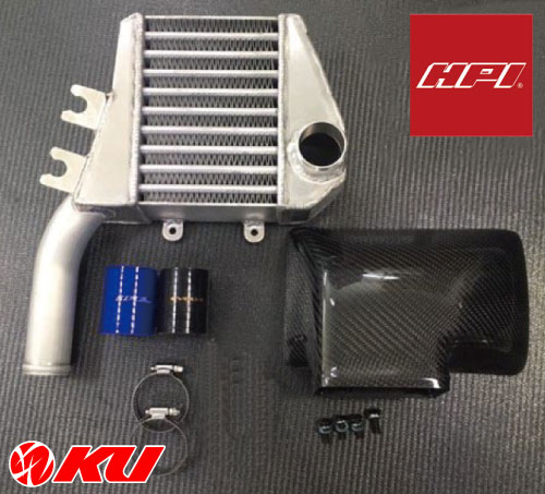 ALTO WORKS HA36S EVOLVE INTERCOOLER KIT 純正交換タイプのサイドタンク式インタークーラーキット（L180×H130×W76） 純正レイアウトを活かしたままバンパーやボディ無加工取付とする事により作業効率を向上し、 最大限の効率を確保するためのレイアウトやサイズ設定となっております。 専用カーボンダクトにより機能面はもちろんエンジンルームのドレスアップも。 【KIT内容】専用spec.Sコア、専用ステー、専用カーボンダクト、シリコンホース、ホースバンド×2、ボルト&ナット等 【適合型式】DBA-HA36S（2015年12月～） ・車種：スズキ アルトワークス ・型式：HA36S ・品番：HPIC-SU0101 ・シリコンホース色：青 ・備考：DBA-HA36S(2015年12月～)、4WDにも適合 ※商品画像はイメージです。品番によりシリコンホース色及びバンド形状が異なりますので、よくご確認ください。