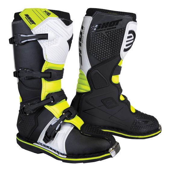 メーカーShot商品名2020 x 10 2.0 Motocross Boots.|Colour:Black / White / Neon Yellow特徴・プレミアム総合革のプリカーブシャーシ・耐摩耗性を高めるように設計された内側・注入成形されたプラスチック・シン保護 商品説明 Shot 2020 x 10 2.0 Motocross Bootsはパフォーマンスショットレースギア保護範囲からのもので、特徴的なパッケージ化、快適さ、および保護を提供します。プレミアム合成皮革の解剖学的湾曲したシャーシ軽量で堅牢な建設注入された成形プラスチックシン保護マイクロメトリック調整ストラップを持つ4つの交換可能なダブルロックバックル強化ヴァンプ耐摩耗性を高め、より良い自転車制御を提供するように特別に設計された内部交換可能な金属のつま先ピース快適で通気性のあるライナークッション挿入物の保護アンクルダブルステッチゴムソールは、より良い衝撃吸収、グリップ、そしてフットペグの気持ちを提供しますShot 2020 x 10 2.0 Motocross Bootsは、プレミアム合成皮革の解剖学的湾曲したシャーシを使用して軽量で頑強な構造をしています。ブーツの中には快適さのための快適で通気性のあるライナーがあり、保護のために射出成形されたプラスチックシンと保護されたアンクルが緩衝されたインサートがあります。 また、より良い衝撃吸収、グリップ、そしてフットペグの良好な感覚をライダーに提供する二重ステッチゴムソールもあります。ブーツは、強化された蒸気、交換可能な金属トウピック、および耐摩耗性を高め、より良い自転車制御を提供するための特別に設計された内側に、マイクロメトリック調整ストラップを有する4つの交換可能なダブルロックバックルを有する。