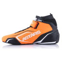 メーカーAlpinestars Tech 1-T V3 Race Boots商品名アルパインスターズ テック1-T V3 レースブーツ|Colour:Fluro Orange / Black / White特徴FIA 8856-2018承認 ・軽量で非常に快適な履き心地 ・F1由来のラバーソール。 商品説明 アルパインスターズの人気レースブーツ「Tech 1-T」の最新V3バージョンは、熱や炎からの保護性能を高めた最新のFIA 8856-2018ホモロゲーションに準拠しています。このブーツは、パフォーマンス、快適性、安全性を損なうことなく、重量を最小限に抑えるために慎重に再設計されています。フルグレインレザーのアッパーには、空気の流れを良くするためのパーフォレーションが施されています。保護性と安定性を備えた最適なフットサポートを提供特別にデザインされたヒールセクションは、圧迫感のないスムーズなペダルの移行を実現します。軽量で密着感のある非常に快適なフィット感外側のトゥプロテクターで快適性と耐久性を向上アルパインスターズ独自の薄型ラバーソールは、最適なグリップとペダルフィールを提供します。フルグレインレザーのアッパーには、通気性を高めるためのパーフォレーションゾーンと、快適性と耐久性を向上させるためのアウタートゥプロテクターを装備しています。アルパインスターズ独自のマルチコンパウンド・ワンピース・トゥ・ヒールカウンターは、人間工学に基づいたポリプロピレン製のヒールカウンターと一体化したインソールを備え、足のサポート、安定性、保護を最適化しています。伸縮性のあるリアセクションとニトリルゴムのパッドを備えた新しいカラーと、パンチングされたタンのパッドを組み合わせることで、優れたレベルの快適性を実現しています。また、カットアウェイされたヒールセクションは、ペダル間の動きをスムーズにし、圧迫感を与えずに疲労を軽減します。新しい独自の薄型ラバーソールは、ペダル上での優れた感度を提供し、「タイヤトレッド」パターンが最適なグリップ力を実現します。デュアルクロージャーシステムは、隠しループ付きの伝統的なレースとフック＆ループストラップを採用し、安全かつ快適なフィット感を実現しています。FIA 8856-2018承認