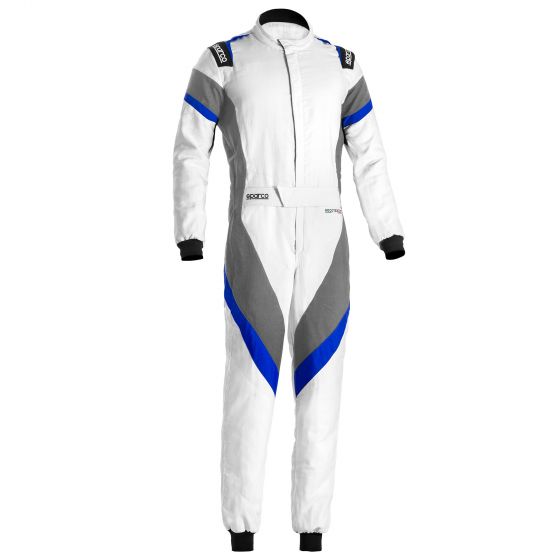 メーカーSparco商品名ビクトリーレーススーツ|Colour:White / Grey / Blue特徴・FIA 8856-2018承認済み・軽量で通気性に優れています・超フラットシーム 商品説明 SparcoのVictoryレーススーツは、1つの複雑なサンドイッチに4層の革新的なHocotexI4L素材を使用して作られています。この素材は、従来の3層スーツよりも大幅に軽量化され、はるかに高いレベルの保護を提供します。従来のスーツよりも軽量でかさばりません熱と炎に対する保護が向上しています通気性の高い伸縮性のあるパネルが提供します快適さと操作性圧力を下げて刺激を与える超フラットシーム Victoryレーススーツの製造に使用されるHocotex素材は、従来のスーツ素材の3倍の通気性と、30％の耐火性を備えています。また、30％薄くなっているため、非常に軽量で快適に着用できます。スーツはセミフローティングの事前に湾曲した袖を利用しており、運転位置にあるときの材料の束を減らして最適な動きを可能にします。隠しサイドポケットは小物を収納するのに便利で、調節可能なベルトがぴったりとフィットします。 4-in-1レイヤー（330-360g / m2素材重量）。 FIA8856-2018承認済み