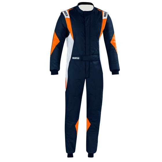 メーカーSparco商品名スーパーライトレーススーツ|Colour:Navy_Blue_/_Orange特徴FIA 8856-2018承認快適性と柔軟性に優れている超軽量 商品説明 SparcoのSuperleggeraレーススーツは、超軽量の3レイヤーデザインで、安全性と保護性能に妥協することなく、驚くほどの快適性を提供するよう設計されています。超軽量で非常に快適ドライビングポジションでの優れた運動性と快適性を実現するフルフローティングプリカーブスリーブ内股、肘、腰の部分にストレッチ素材を使用し、動きを妨げずにフィットさせることができます。背面下部に伸縮性のあるパネルを採用し、自由な動きを実現。エクストラフラットシームにより、圧迫感を軽減し、疲労を軽減します。スーパーレジェーラの代名詞とも言えるこの超軽量3レイヤースーツは、通気性に優れた側面インサート、完全に浮いたプリカーブスリーブ、耐摩耗性エラスティックバックパネル、ヒップとヒジのソフトな通気性インサートなど、期待されるすべてのハイスペック特性を備えています。さらに、フラットシーム、シームレスな袖口と足首、隠しポケット、調節可能なベルクロ（登録商標）ベルトを備えています。これらの特徴と超軽量素材が、このスーツを現在市販されているものの中で最も優れたものの一つにしています。カラーバリエーションも豊富です。FIA 8856-2018承認（SFI 3.2A/5承認も可能、詳細は電話またはメールでお問い合わせください。）