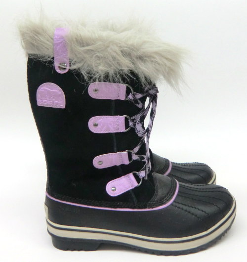 SOREL　YOUTH TOFINO　NY1852 品番 NY1852 カラー 010：Black,Hydrangea 素材 防水スウェードレザー ソール 合成底 サイズ 4(22.0cm)〜7(25.0cm) メーカー希望小売価格 本体価格15,000円＋消費税メーカー希望小売価格はメーカー商品タグに基づいて掲載していますソレルのクラシカルなシグネチャーライン。シンプル＆オーセンティックが魅力のコレクションです。世界中で愛されているウィンターブーツのスタンダード。変わらないデザインと安心感のある機能を足元に。 ファーがポイントで洗練されたデザインのトフィーノのユースモデル。寒冷地でも暖かく、ドライで快適なウインターブーツ。