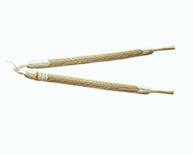 在庫処分・送料無料 羽織の必需品 正絹女性羽織紐 &nbsp; 商品の詳細 品質 絹100％ 商品説明 M0131-88　河句留 女性用の正絹羽織紐です。 羽織を着用する時には欠かせない結びやすい正絹の羽織紐です。 こちら在庫処分（問屋さまより）となっており　目立つ難は見つかりませんでしたが　ご了承のうえでお求め下さるようお願いいたします。 写真の色合いはモニタ−などの違いにより若干の色違いが出る場合もございますので、ご了承の上でお買いお求めお願い致します。 お色は淡いベ−ジュ色系地に金色糸が入っております。◎　 お問い合わせ お急ぎのお問い合わせは電話にてお願い致します。 メールでのお急ぎのお問い合わせは出来ません。 電話：042-421-1133 メール　info@kimono-kurihara.com 発送方法 ネコポス便で発送致します。 全国一律 送料無料 お買い上げ後について ご入金確認後、通常2日-3日程でお届け出来ると思います。 ご確認下さい！お買い上げ後・当店からのメールが無い場合 お客様からの注文後、3日以内（休業日など除く）にメールを送信しております。 ご注文後、メールが届かない場合には申し訳ありませんがご連絡下さる様お願い申しあげます。 いろいろな場合があり、当店にエラーメール等が戻ってこない場合もあり　すべてを把握する事ができません。 注文後　当店から案内などのメールが届かない場合はお電話下さるようお願い申しあげます。 注意事項 ★当店の商品は店舗及び他のモ-ルでも販売しておりますので、時には売り切れとなってしまう場合もあります。 その時には、電話又はメ-ルにてご連絡いたしますが、ご了承いただきます様お願い申し上げます。 ご購入の際に、画像をよくご覧になって購入をお願い致します。 購入後の一方的なキャンセル・返品・金額間違いはお断りしております。 何か分からない事がございましたら電話・メ-ル等にてお問い合わせをお待ちしております。