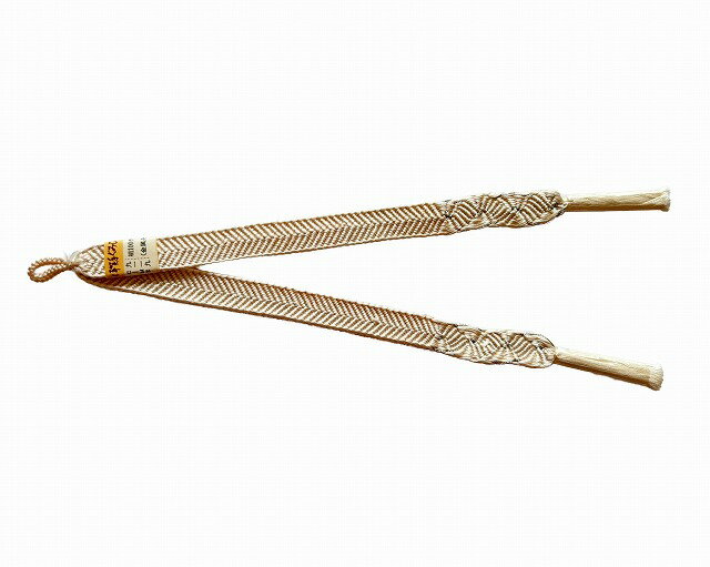 在庫処分・送料無料 羽織の必需品 正絹女性羽織紐 &nbsp; 商品の詳細 品質 絹100％ 商品説明 M0131-98　河句留 女性用の正絹羽織紐です。 羽織を着用する時には欠かせない結びやすい正絹の羽織紐です。 こちら在庫処分（問屋さまより）となっており　目立つ難は見つかりませんでしたが　ご了承のうえでお求め下さるようお願いいたします。 写真の色合いはモニタ−などの違いにより若干の色違いが出る場合もございますので、ご了承の上でお買いお求めお願い致します。 お色はシェルホワイト色に一部分銀色糸が入り模様があります。◎　 お問い合わせ お急ぎのお問い合わせは電話にてお願い致します。 メールでのお急ぎのお問い合わせは出来ません。 電話：042-421-1133 メール　info@kimono-kurihara.com 発送方法 ネコポス便で発送致します。 全国一律 送料無料 お買い上げ後について ご入金確認後、通常2日-3日程でお届け出来ると思います。 ご確認下さい！お買い上げ後・当店からのメールが無い場合 お客様からの注文後、3日以内（休業日など除く）にメールを送信しております。 ご注文後、メールが届かない場合には申し訳ありませんがご連絡下さる様お願い申しあげます。 いろいろな場合があり、当店にエラーメール等が戻ってこない場合もあり　すべてを把握する事ができません。 注文後　当店から案内などのメールが届かない場合はお電話下さるようお願い申しあげます。 注意事項 ★当店の商品は店舗及び他のモ-ルでも販売しておりますので、時には売り切れとなってしまう場合もあります。 その時には、電話又はメ-ルにてご連絡いたしますが、ご了承いただきます様お願い申し上げます。 ご購入の際に、画像をよくご覧になって購入をお願い致します。 購入後の一方的なキャンセル・返品・金額間違いはお断りしております。 何か分からない事がございましたら電話・メ-ル等にてお問い合わせをお待ちしております。