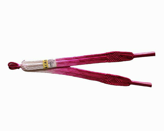 在庫処分・送料無料 羽織の必需品 正絹女性羽織紐 &nbsp; 商品の詳細 品質 絹100％ 商品説明 M0131-99　河句留 女性用の正絹羽織紐です。 羽織を着用する時には欠かせない結びやすい正絹の羽織紐です。 こちら在庫処分（問屋さまより）となっており　目立つ難は見つかりませんでしたが　ご了承のうえでお求め下さるようお願いいたします。 写真の色合いはモニタ−などの違いにより若干の色違いが出る場合もございますので、ご了承の上でお買いお求めお願い致します。 お色は赤ピンク色系のグラディ−ションになっております。◎　 お問い合わせ お急ぎのお問い合わせは電話にてお願い致します。 メールでのお急ぎのお問い合わせは出来ません。 電話：042-421-1133 メール　info@kimono-kurihara.com 発送方法 ネコポス便で発送致します。 全国一律 送料無料 お買い上げ後について ご入金確認後、通常2日-3日程でお届け出来ると思います。 ご確認下さい！お買い上げ後・当店からのメールが無い場合 お客様からの注文後、3日以内（休業日など除く）にメールを送信しております。 ご注文後、メールが届かない場合には申し訳ありませんがご連絡下さる様お願い申しあげます。 いろいろな場合があり、当店にエラーメール等が戻ってこない場合もあり　すべてを把握する事ができません。 注文後　当店から案内などのメールが届かない場合はお電話下さるようお願い申しあげます。 注意事項 ★当店の商品は店舗及び他のモ-ルでも販売しておりますので、時には売り切れとなってしまう場合もあります。 その時には、電話又はメ-ルにてご連絡いたしますが、ご了承いただきます様お願い申し上げます。 ご購入の際に、画像をよくご覧になって購入をお願い致します。 購入後の一方的なキャンセル・返品・金額間違いはお断りしております。 何か分からない事がございましたら電話・メ-ル等にてお問い合わせをお待ちしております。