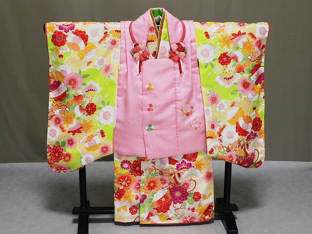 トップブランド式部浪漫の 被布セット 　 送料無料 &nbsp; 商品の詳細 品質 ポリエステル100％ 商品説明 A0946-04 塚句資野 お子様用着物のトップブランド「式部浪漫」の高級被布セットです。 お着物は、さや型地紋の見えるクリーム色とグリーン色地に多色使いにて花柄があり　さらに金色にて縁取り加工などが施されています。袖口や裾部分には赤色の鹿の子柄が付き　ちらっと見える部分にさりげなくかわいさをアップさせています。 被布は、さや型地紋の見えるピンク色に　山吹色や白・グリーン・ローズなどの色系にて刺繍柄となっています。 巾着・草履・リボンは赤色です。 足袋は付いておりませんので　お子様のサイズにてお求め下さい　当ショップにも足袋やへこ帯など多数ございますので　お寄り下さい。◎　 サイズ 身丈 約76cm 裄 約38cm 袖丈 約57cm 被布丈 約49cm 発送方法 宅配便・定型外郵便で発送致します 全国一律　 送料無料 お買い上げ後について ご入金確認後、通常2日-3日程でお届け出来ると思います。 ご確認下さい！お買い上げ後・当店からのメールが無い場合お客様からの注文後、3日以内（休業日など除く）にメールを送信しております。ご注文後、メールが届かない場合には申し訳ありませんがご連絡下さる様お願い申しあげます。いろいろな場合があり、当店にエラーメール等が戻ってこない場合もあり　すべてを把握する事ができません。注文後　当店から案内などのメールが届かない場合はお電話下さるようお願い申しあげます。 注意事項 ★当店の商品は店舗及び他のモ-ルでも販売しておりますので、時には売り切れとなってしまう場合もあります。 その時には、電話又はメ-ルにてご連絡いたしますが、ご了承いただきます様お願い申し上げます。 お買い上げの際に、画像をよくご覧になってお買い上げをお願い致します。 お買い上げ後の一方的なキャンセル・返品・金額間違いはお断りしております。何か分からない事がございましたら電話・メ-ル等にてお問い合わせをお待ちしております。 ご質問及びご連絡事項がある場合　下記にお願いいたします。（できましたらお電話の方が対応が早いです） メ−ルにてのお急ぎの問い合わせは対応出来ません お急ぎのお問い合わせはお電話にてお願い致します。 電話：042-421-1133 メ−ル　info@kimono-kurihara.com