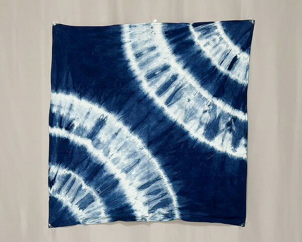 本藍染 手絞り風呂敷 タペストリーなどのインテリア用に 送料無料 &nbsp; 商品の詳細 品質 綿100％ 商品説明 N4455　長羅宇 日本の伝統技法「本藍染」と「手絞り」によって仕上げられた、風合い豊かな風呂敷です。 天然の藍のみを使用して染め上げた深みのある色合いと、職人の手仕事による大胆で美しい絞り模様が特徴です。 手絞り染めは、生地を糸や手で絞りながら染めることで、偶然性と計算が融合した独特の模様を生み出します。 機械では再現できないにじみや揺らぎが、作品に温かみと個性を与えます。 大胆な円模様は存在感がありながらも、藍の落ち着いた色味により上品な印象に仕上がっています。 綿素材なので結びやすく　包むのにべんりです。 お出掛けの際に　バックに入れておきますと便利な一枚です。 貴女の工夫次第で　様々な用途が広がりますよ♪ 染色や絞りなどが写真と若干相違する場合もございますので、ご了承お願い致します。 ご使用の際は注意事項を一読お願い致します。 箱入りではありません。なおプレゼント用のラッピングもお受けできませんので、ご了承お願い致します。◎　 サイズ 約90cm　×　約90cm 発送方法 ネコポス便にて発送致します。 全国一律 送料無料 注意事項 ★当店の商品は店舗及び他のモ-ルでも販売しておりますので、時には売り切れとなってしまう場合もあります。 その時には、電話又はメ-ルにてご連絡いたしますが、ご了承いただきます様お願い申し上げます。 お買い上げの際に、画像をよくご覧になってお買い上げをお願い致します。 お買い上げ後の一方的なキャンセル・返品・金額間違いはお断りしております。 何か分からない事がございましたら電話・メ-ル等にてお問い合わせをお待ちしております。 メ−ルにてのお急ぎの問い合わせは対応出来ません お急ぎのお問い合わせはお電話にてお願い致します。 電話：042-421-1133 メ-ル　info@kimono-kurihara.com