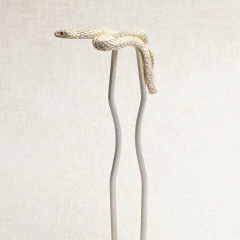 数・SUUブランド モダンでおしゃれな大蛇のかんざし 送料無料 &nbsp; 商品の詳細 商品説明 日本製 素　材：ピューター、真鍮 M1128-06　数羅羽羅野 こちらは・「数」・「SUU」ブランドの素敵な大蛇（白）のかんざしです。 希少な白蛇の簪です。 お好みの髪型にに合わせたり　気分を変えてワンポイントにしてみたり・・・またプレゼントとしても喜んでいただけるでしょう。（ラッピングお受けできません） ぜひ　この機会に「SUU」のコレクションをお手元に取ってみませんか。 縁起物として古くから親しまれている蛇がかんざしになりました。 着用すると尻尾が髪に隠れることから、辺りの様子を伺うようにスルスルと這って出てきたようにも見える点が注目のポイント。 鱗の模様は、体のくねりに合わせて広がる部分と狭まる部分とで異なった表現がされたこだわりの造形となっています。 ※注意※ こちらの商品は日本国内の弊社職人によってひとつひとつ手作業で作られております。そのため、ひとつひとつの塗や表情が微妙に異なる繊細な作りとなっております。 また、着用後の返品は承りかねますので、ご了承ください。◎　 サイズ かんざし金具（真鍮製）約10cm モチ−フ　横 約2．5cm モチ−フ　縦 約4．2cm 発送方法 ネコポス便にて発送致します。 全国一律 送料無料 お買い上げ後について ご入金確認後、通常2日-3日程でお届け出来ると思います。 ご確認下さい！お買い上げ後・当店からのメールが無い場合 お客様からの注文後、3日以内（休業日など除く）にメールを送信しております。 ご注文後、メールが届かない場合には申し訳ありませんがご連絡下さる様お願い申しあげます。 いろいろな場合があり、当店にエラーメール等が戻ってこない場合もあり　すべてを把握する事ができません。 注文後　当店から案内などのメールが届かない場合はお電話下さるようお願い申しあげます。 注意事項 ★当店の商品は店舗及び他のモ-ルでも販売しておりますので、時には売り切れとなってしまう場合もあります。 その時には、電話又はメ-ルにてご連絡いたしますが、ご了承いただきます様お願い申し上げます。 ご購入の際に、画像をよくご覧になって購入をお願い致します。 購入後の一方的なキャンセル・返品・金額間違いはお断りしております。 何か分からない事がございましたら電話・メ-ル等にてお問い合わせをお待ちしております。お急ぎのお問い合わせは電話にてお願い致します。 メ−ルにてのお急ぎの問い合わせは対応出来ません ご質問及びご連絡事項がある場合　下記にお願いいたします。 電話：042-421-1133 メ-ル：info@kimono-kurihara.com &nbsp;