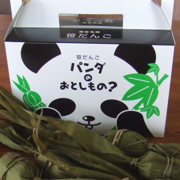 笹だんご ： 仕様 名称 　和生菓子 　原材料 　もち粉、上新粉、つぶあん、砂糖、マルトース、小麦粉、よもぎ 　内容量 　15 個 　保存方法 　高温多湿を避けて常温保存 　賞味期限 　製造日（発送日）を含めて4日間 　配送条件 　ヤマト運輸 製造者 　新潟県上越市西本町1-17-1　有限会社くさのや西本町営業所 備　考 　固くなった場合は12分ほど蒸し直すと元の風味良さでお召し上がりいただけます。 尚、蒸し直した後、完全にさまして水気を切ってからお召し上がりいただいた方が、餅の食感が出て美味しくいただけます。　&nbsp; パンダの落し物？　笹だんご15個入 　地元産の熊笹で包み、すげでゆわえた野趣味豊かな笹だんごは古くは、天文23年上杉謙信公出陣の際、柿崎城主に仕える菓子司が中国の粽をもとに創案したものと北越風土記に記され、今でも越後では端午の節句に笹だんごをつくって食べる風習になっております。 　越後の上質米を原料に、風味豊かなよもぎを加えた餅でつぶあんを包んだこの笹だんごは、今では通年貴重なふるさとの味とし越後新潟の人気のお土産品となっております。 昔ながらの素朴さを残しつつ餅の食感にこだわった老舗の味をご賞味下さい！ 　北海道・九州・沖縄・中国・四国地方への発送は品質維持上、クール冷凍便となりますので、冷凍笹だんごの商品ページよりご注文下さい。 また、地域によって時間指定の制限もございますので必ず下の「翌日配達可能地域」をご参照下さい。 翌日配達可能地域 　1. 翌日配達可能地域かつ「午前中」からすべての時間帯指定が可能な地域。 　・ 関東 　・ 甲信越 　・ 北陸 　・ 東海 　・ 近畿 （兵庫県の西部地域及び和歌山県を除く） 　・ 東北 （青森県を除く) 　2. 翌日配達可能地域で「14時〜16時」からの時間指定が可能な地域。 　・ 青森県 （下北郡・むつ市はご注文できません） 　・ 和歌山県 （新宮市・東牟婁郡は18時以降の時間指定） 　・ 兵庫県西部 　 3　翌日配達ができない地域 （笹だんご・笹もち普通便での配達不可、冷凍便は可） 　・ 北海道 　・ 九州 　・ 沖縄県 　・ 中国・四国地方 　 これらの地域への発送はクール（冷凍）便の商品ページよりご注文下さい。。