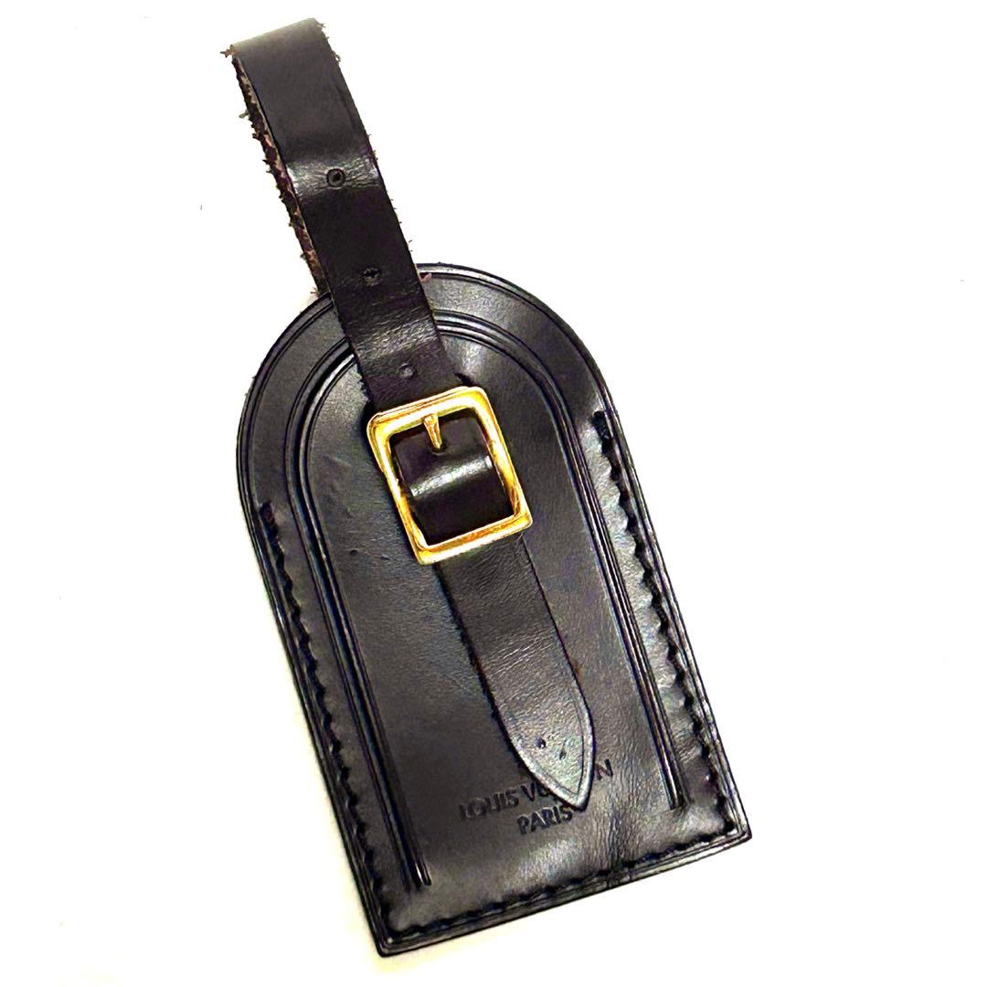 この商品について ブランド ルイ・ヴィトン LOUIS VUITTON アイテム名 LV ヴィトン ネームタグ レザー ダークブラウン バッグ名札 色 ダークブラウン 素材 本革レザー 型番 - 製造 FRANCE サイズ タグ/5.2×8.8cm ベルト部分/全長22cm 重量18g 仕様 - 付属品 - 参考価格 - ランク AB 管理番号 260519107-R 発送サイズ - 商品状態 若干使用感あり、擦れ、金具にくすみ、ベルトに保管クセあります。その他目立つダメージなくきれいな状態です。※中古・USEDのため、ご理解いただける方のご注文お待ちしております。 ご注意ください ★中古ランクについては下記中古ランクのご説明をご覧下さい。 ★商品画像はデジタルカメラで撮影しておりますのでモニターやインターネット環境の違いにより、多少色合いが違うことがございます。何卒ご容赦願います。